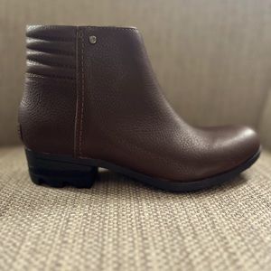 Sorel Danica Short Boot NWT 8
